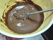 牛奶巧克力慕斯,融化的吉利丁粉，放入已熔好的巧克力牛奶液中，充分搅拌均匀