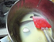 牛奶巧克力慕斯,将步骤3倒回锅子，小火边加热边搅拌，煮至可在锅内划出明显纹路，关火
