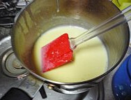 牛奶巧克力慕斯,牛奶、香草精混合倒入锅内，加热至80°