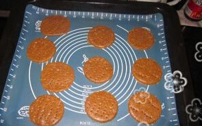 消化饼,用圆切模切出圆形，摆在烤盘上，在饼干上用叉子叉一些小孔，静置20分钟