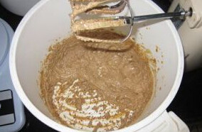 消化饼,黄油软化后，加入红糖、麦芽糖，用打蛋器打发至蓬松