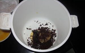消化饼,面粉、泡打粉混合后过筛。全麦面粉有麸皮，将筛出的麸皮重新倒回面粉里混合