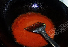 浇汁菊花鱼,放在盘中，底油爆香葱姜后捞出，倒入碗汁