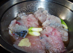 浇汁菊花鱼,放入盐和料酒，葱姜，腌5分钟入味
