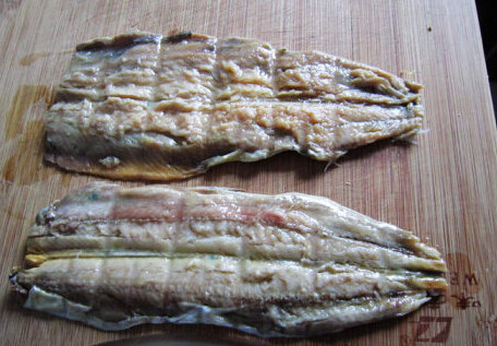 烤秋刀鱼吐司手卷,取出鱼肉，吸干多余水份，拍上少许淀粉，抖掉多余淀粉