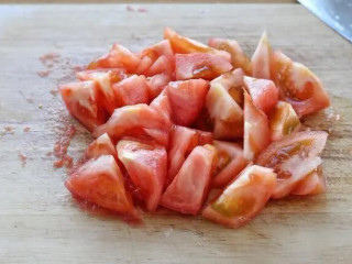 金针菇番茄汤,捞出番茄立刻冲凉水，将外皮撕掉切成滚刀块。