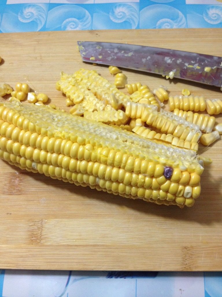 玉米汁,如图用刀把玉米粒切下来