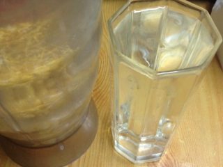 玉米汁,如图准备这样的两杯水，倒入料理机里