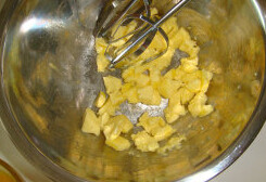 黄油曲奇,黄油切成小块，室温软化，用打蛋器搅打至顺滑