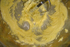 黄油曲奇,加入细砂糖和糖粉，搅打至黄油顺滑，体积稍膨大