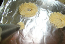黄油曲奇,将面糊装入裱花带，在烤盘上挤出花纹，放入预热好的烤箱，中层，190度，10分钟左右