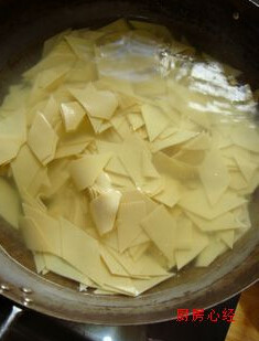  尖椒豆片 ,干豆片切菱形片，开水中放碱面，将干豆片焯熟，捞出放在凉水盆中，浸泡