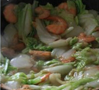鲜虾焖面,待白菜变软糯，将白菜和虾均匀铺在锅底