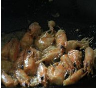 鲜虾焖面,油锅加入姜片爆香，倒入虾头，煸炒并压挤，待其红色虾油全部渗出，虾头变酥；
