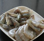 鲜虾焖面,白菜洗净，用手成撕小片，梗归梗放、叶归叶放，大虾剪去虾须等，头归头放、尾归尾放
