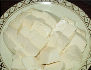 菜脯拌豆腐,取出豆腐，让其冷却并沥干水分，切成小块