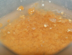 菜脯拌豆腐,将菜脯剁成菜脯粒，放进冰水中充分浸泡后，取出沥干水分