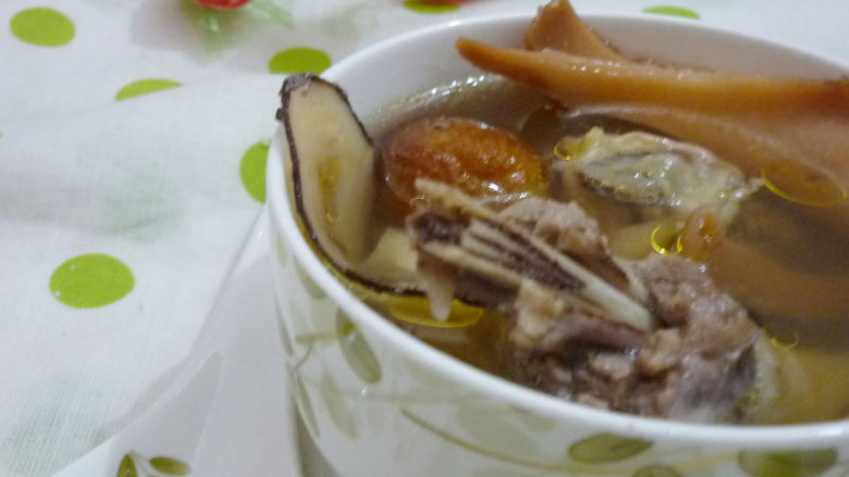 营养美味的靓汤——响螺片海底椰煲鸡