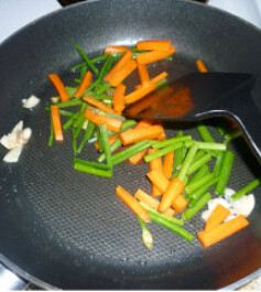 红烧日本豆腐,锅里下油，加入蒜，炒出蒜香后加入蒜薹+胡萝卜