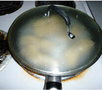 鲜虾拌肉锅贴,当锅贴底部煎成金黄，将稀面糊倒入，没过1/3；然后盖锅