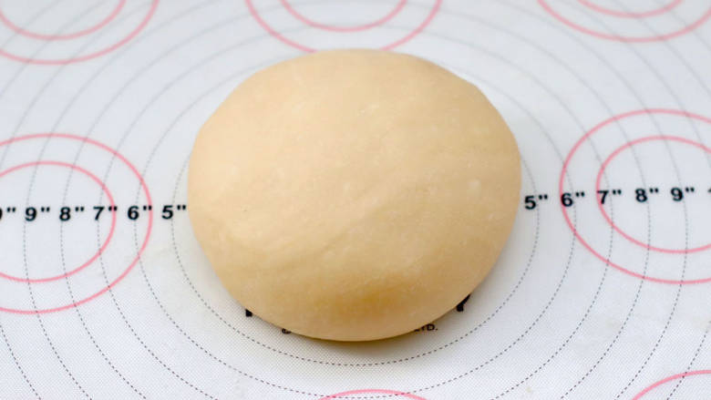 快手甜甜圈,盖上保鲜膜放温暖处发酵至两倍大。