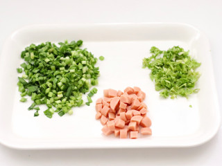 火腿磷蝦韭菜盒子,韭菜和香菜洗凈切碎，火腿腸切小粒。