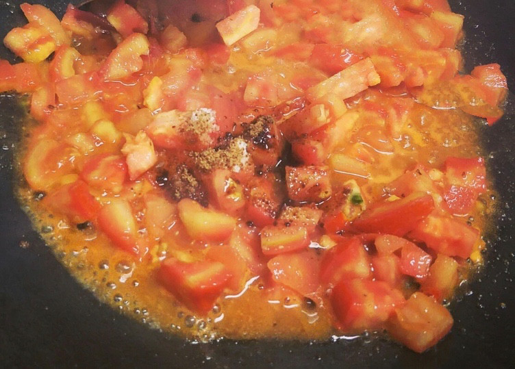 金针菇番茄汤,可以加点白胡椒粉。