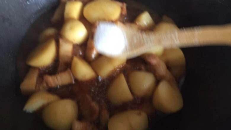 五花肉焖小土豆,加入适量食盐，继续焖至土豆入味