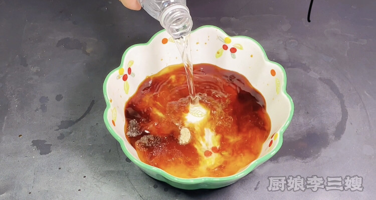 鲜香味美的辣卤竹节蛏制作方法,加入半瓶矿泉水