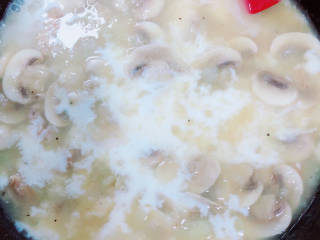 蘑菇鸡肉浓汤,加入牛奶。