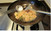 龙井虾仁,加入花雕酒煸炒几下，最后点入少许糖和盐调味，煸炒均匀起锅