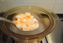 龙井虾仁,将虾仁放进沸水中，待虾仁一变色，立即捞出备用