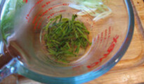 龙井虾仁,茶叶用约50ml开水冲泡约1分钟，滤出约15ml茶水，并取几片茶叶放在一起备用