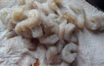 龙井虾仁,虾仁剔去纱线，用清水浸泡15分钟后搓洗至虾仁肉色发白、用厨房纸吸去水分