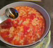 西红柿蛋花汤,下蒜末，搅拌均匀，加入盐，起锅后加入香油即可