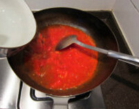 西红柿蛋花汤,加入番茄酱，继续翻炒，至汤汁浓稠，加入开水