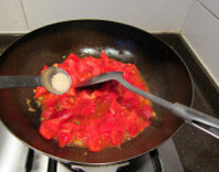 西红柿蛋花汤,油锅爆香葱花，下入西红柿丁，加入白糖，直到西红柿被炒出红汁
