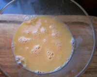 西红柿蛋花汤,鸡蛋打散，葱切葱花，大蒜切末，水淀粉调好