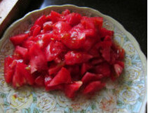 西红柿蛋花汤,西红柿洗净烫过后去皮，切滚刀块