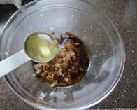 老醋苦菊,大蒜压成泥，加醋，盐，香油，糖，蜂蜜放在小碗中，加入蜂蜜，搅拌成调味料汁