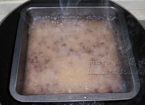 蜜豆马蹄糕,取一平整的平盘，刷少量食用油，倒入粉浆，用中大火蒸20分钟成透明状