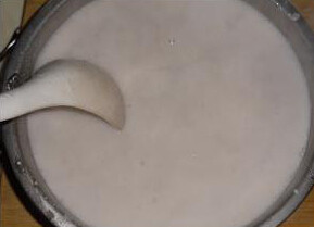 蜜豆马蹄糕,将煮好的蜜豆糖水冲入生粉浆，和匀成半熟粉浆