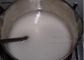 蜜豆马蹄糕,锅里放白糖和250ml的水，煮成糖水