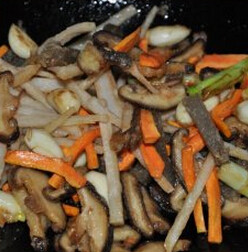 干锅时蔬菜 ,锅中倒入底油加入麻椒炒香捞出，加入莲菜、香菇、胡萝卜、翻炒再加入皮渣翻炒