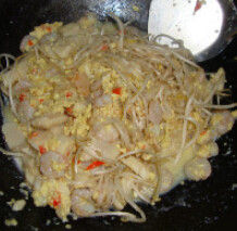 泰式炒河粉,趁鸡蛋未凝固放入海鲜炒匀，加入豆芽、糖、醋、鱼露调味
