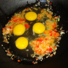 泰式炒河粉,底油炒香辣酱，放入四个鸡蛋搅散