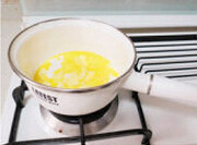 纽约芝士蛋糕,奶油芝士室温软化。牛奶+小块黄油，煮至沸腾前的状态，放置不烫