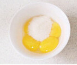 纽约芝士蛋糕,蛋黄+30g细砂糖，搅打至粘稠发白的状态