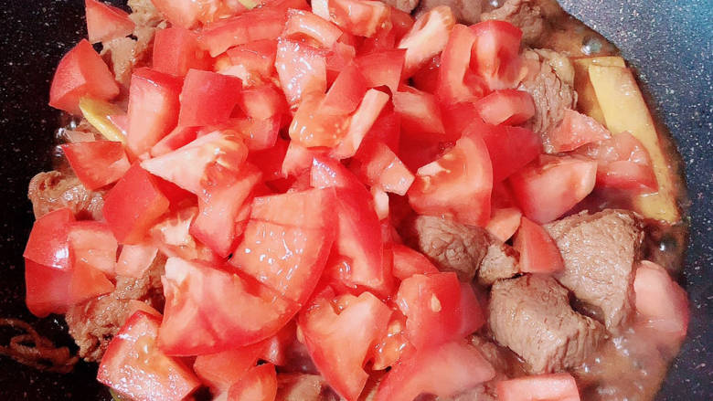 红焖牛肉煲,放入西红柿翻炒均匀。