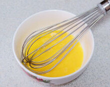 焦糖布丁,蛋黄、全蛋放入容器，用打蛋器打散，加入香草香精拌匀